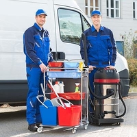 Hausmeister Service (© Adobe Stock-99594222 (Happy Janitors Standing Against Truck)) Profi Gebäudeservice Plauen - Hausmeister Service